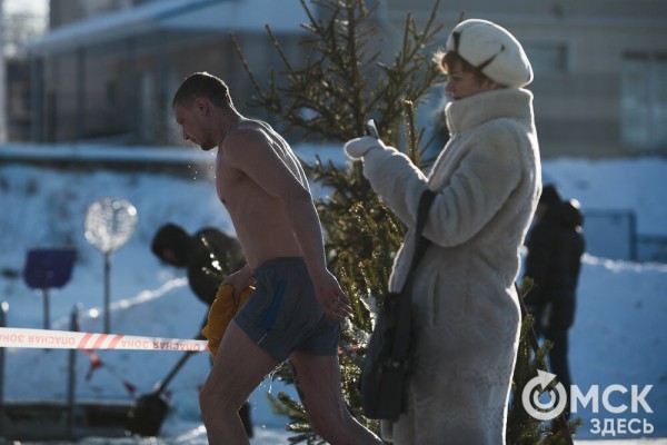 Омичи выстроились в очереди к крещенским купелям на "Зелёном острове"