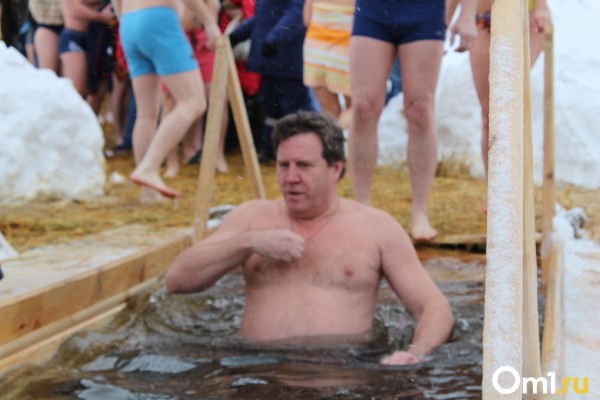 «Водица — огонь»: свыше 10 000 новосибирцев окунулись в прорубь на Крещение