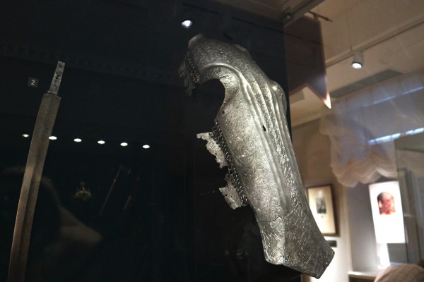 Запрещенные сабли и высушенные тыквы: что можно найти на выставке оружия в Омске 