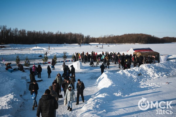 Омичи выстроились в очереди к крещенским купелям на "Зелёном острове"