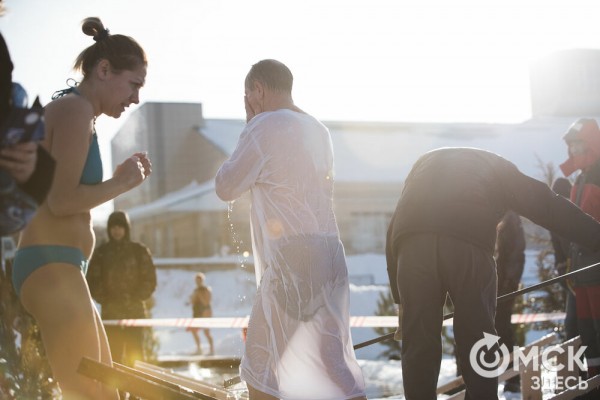 Омичи выстроились в очереди к крещенским купелям на "Зелёном острове"