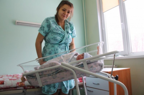 В Омске первому новорожденному в году впервые вручили 20 тысяч рублей