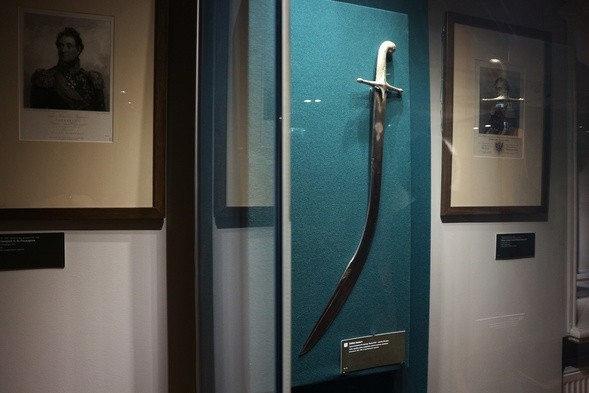 Запрещенные сабли и высушенные тыквы: что можно найти на выставке оружия в Омске 