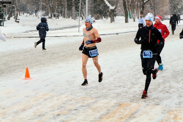 Моцарт и обнаженный Дед Мороз: самые яркие бегуны Рождественского полумарафона 
