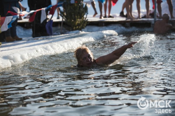 Омичи выстроились в очереди к крещенским купелям на "Зелёном острове"