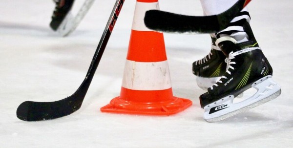 Илья Михеев истекал кровью: ему разрезало руку коньком