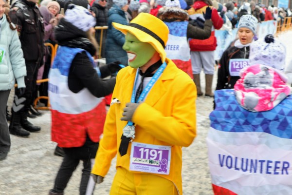 Моцарт и обнаженный Дед Мороз: самые яркие бегуны Рождественского полумарафона 