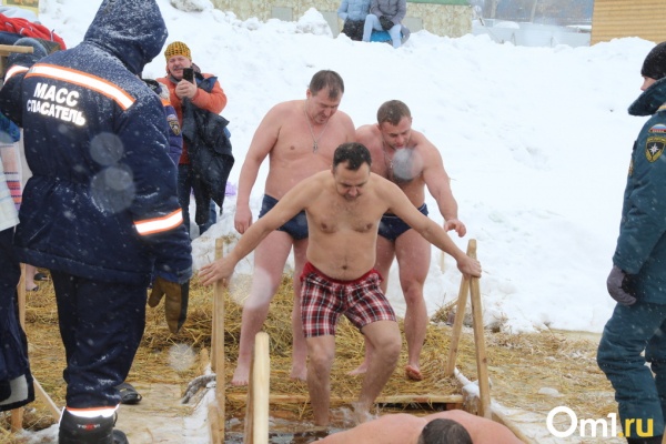 «Водица — огонь»: свыше 10 000 новосибирцев окунулись в прорубь на Крещение