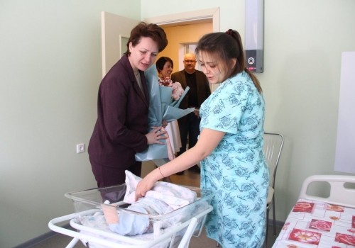 Оксана Фадина на отдыхе вместе с дочкой выходит на омские улицы лепить снеговиков