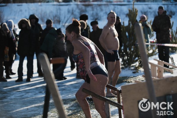 Омичи выстроились в очереди к крещенским купелям на "Зелёном острове"