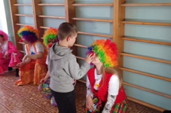 Люди с эффектом плацебо. Омские волонтёры учатся больничной клоунаде