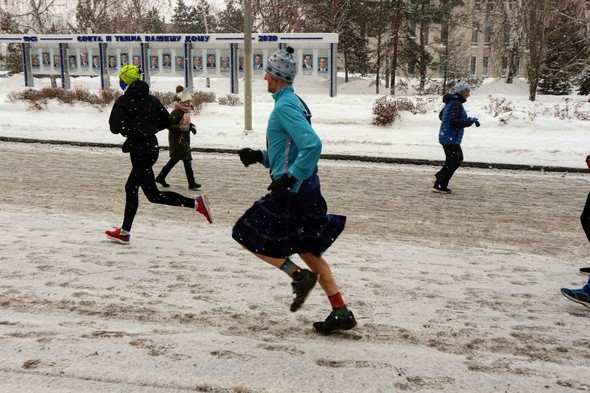 Моцарт и обнаженный Дед Мороз: самые яркие бегуны Рождественского полумарафона 