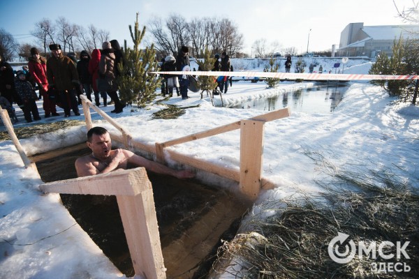 Омичи выстроились в очереди к крещенским купелям на "Зелёном острове"