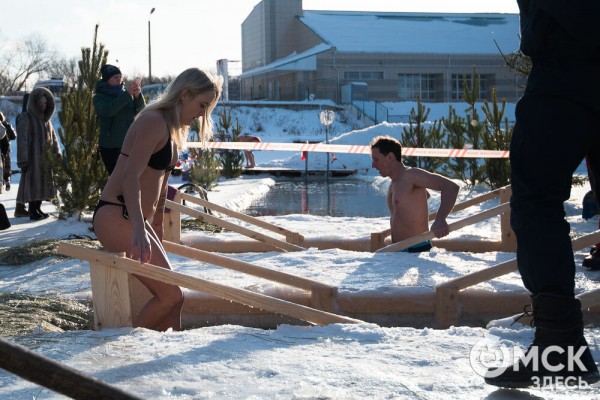 Омичи выстроились в очереди к крещенским купелям на "Зелёном острове"