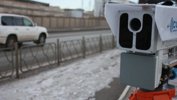 Конь о трех ногах: кто зарабатывает на передвижных камерах в Омске 