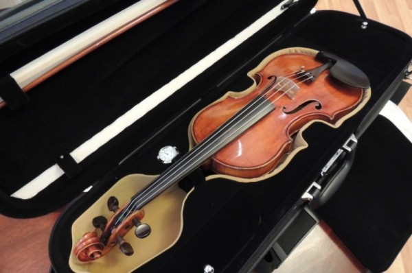 Музыканты Омской филармонии будут играть на скрипке, которой 119 лет