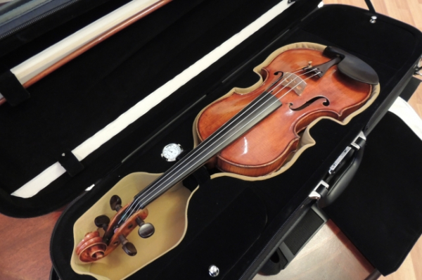 Дорогой подарок. В Омск привезли антикварную скрипку за 80 тысяч евро