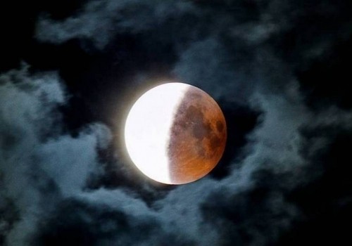 Омичи сегодня ночью смогут наблюдать полутеневое лунное затмение