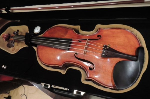 Дорогой подарок. В Омск привезли антикварную скрипку за 80 тысяч евро