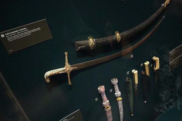 Запрещенные сабли и высушенные тыквы: что можно найти на выставке оружия в Омске 