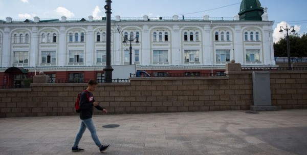 Треснувший гранит на Любинском проспекте залатают Треснувший гранит на Любинском проспекте залатают