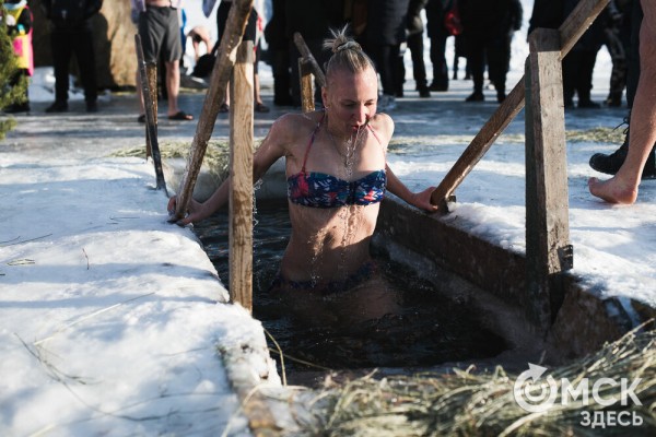 Омичи выстроились в очереди к крещенским купелям на "Зелёном острове"