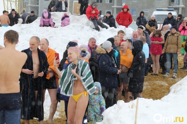 «Водица — огонь»: свыше 10 000 новосибирцев окунулись в прорубь на Крещение