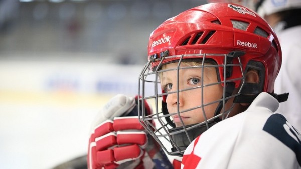 Тренер академии омского «Авангарда» избивал детей клюшкой по голове и швырял их на лёд (ВИДЕО)