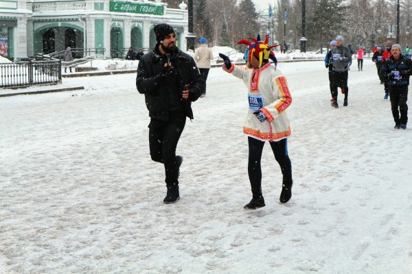 Моцарт и обнаженный Дед Мороз: самые яркие бегуны Рождественского полумарафона 