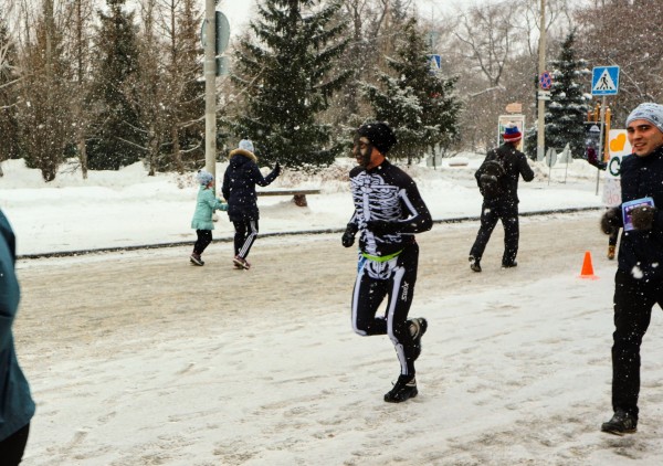 Моцарт и обнаженный Дед Мороз: самые яркие бегуны Рождественского полумарафона 