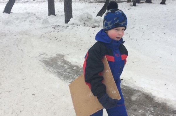 Опасная горка в Омске со съездом в дерево возмутила мэра Оксану Фадину Опасная горка в Омске со съездом в дерево возмутила мэра Оксану Фадину