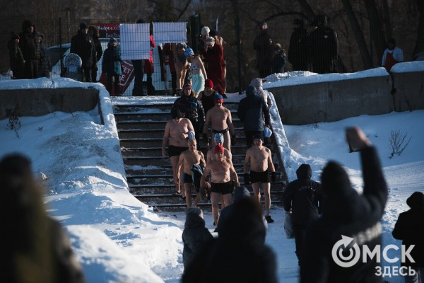 Омичи выстроились в очереди к крещенским купелям на "Зелёном острове"