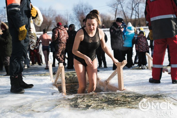 Омичи выстроились в очереди к крещенским купелям на "Зелёном острове"