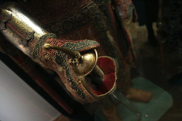 Запрещенные сабли и высушенные тыквы: что можно найти на выставке оружия в Омске 