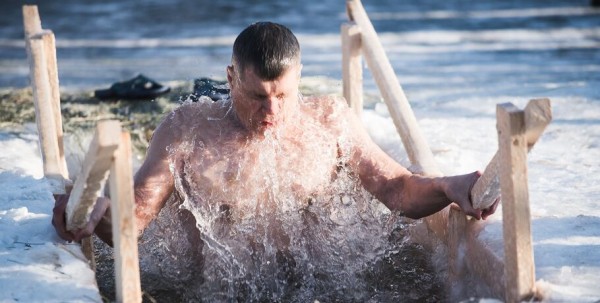 Омичи выстроились в очереди к крещенским купелям на "Зелёном острове"