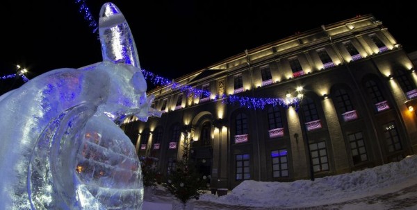 В центре Омска вандалы отломили крыло ледяному самолётику В центре Омска вандалы отломили крыло ледяному самолётику