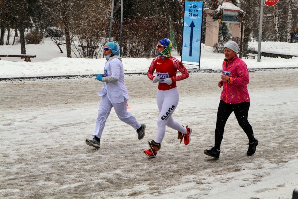 Моцарт и обнаженный Дед Мороз: самые яркие бегуны Рождественского полумарафона 