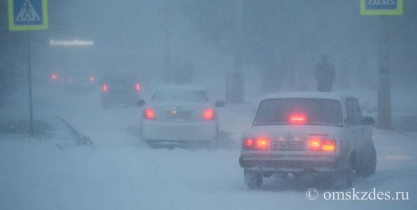 Снег заблокировал дороги из Омска в Казахстан