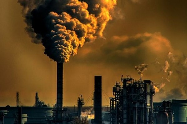 Омичи массово жалуются на вредные примеси в воздухе