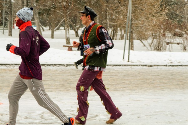 Моцарт и обнаженный Дед Мороз: самые яркие бегуны Рождественского полумарафона 