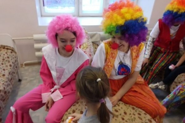 Люди с эффектом плацебо. Омские волонтёры учатся больничной клоунаде