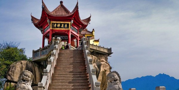 Российских туристов перестали возить в Китай