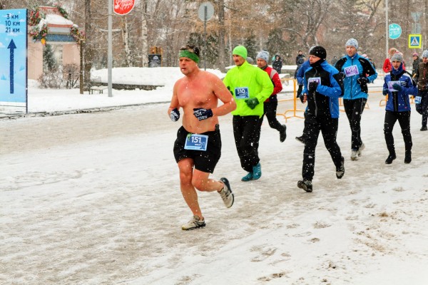 Моцарт и обнаженный Дед Мороз: самые яркие бегуны Рождественского полумарафона 
