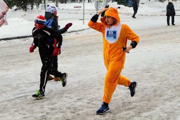 Моцарт и обнаженный Дед Мороз: самые яркие бегуны Рождественского полумарафона 