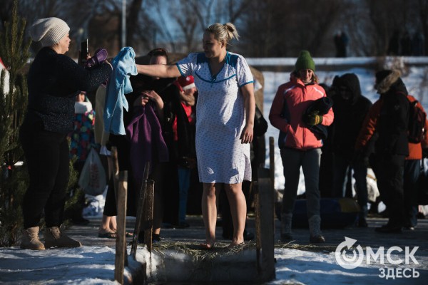 Омичи выстроились в очереди к крещенским купелям на "Зелёном острове"