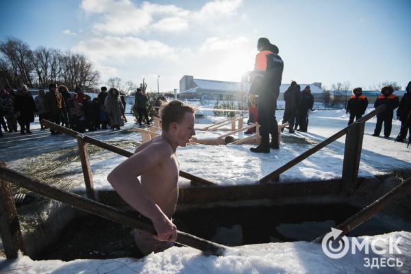 Омичи выстроились в очереди к крещенским купелям на "Зелёном острове"