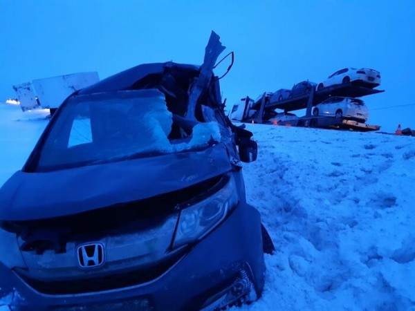 Автовоз и грузовик оказались в кювете из-за минивэна
