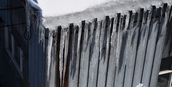 Снег и сосульки могут вызвать отравление - врачи