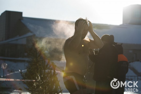 Омичи выстроились в очереди к крещенским купелям на "Зелёном острове"