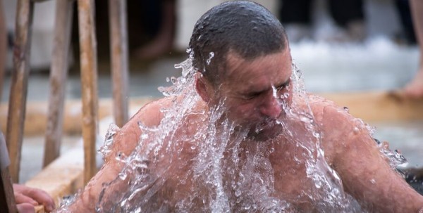 Нырять с головой. Как правильно погружаться в купель Нырять с головой. Как правильно погружаться в купель